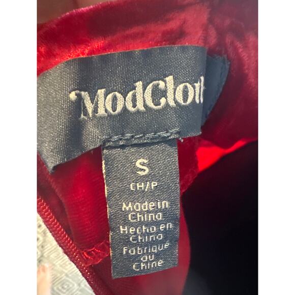 ModCloth Crushed Red Velvet Suspender Skater Skirt Red Holiday Women's Small NWT - Picture 4 of 6